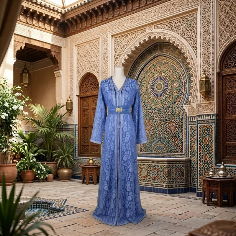 Takchita bleue marocaine élégante en dentelle avec ceinture, adaptée pour mariage, fiançailles et cérémonie