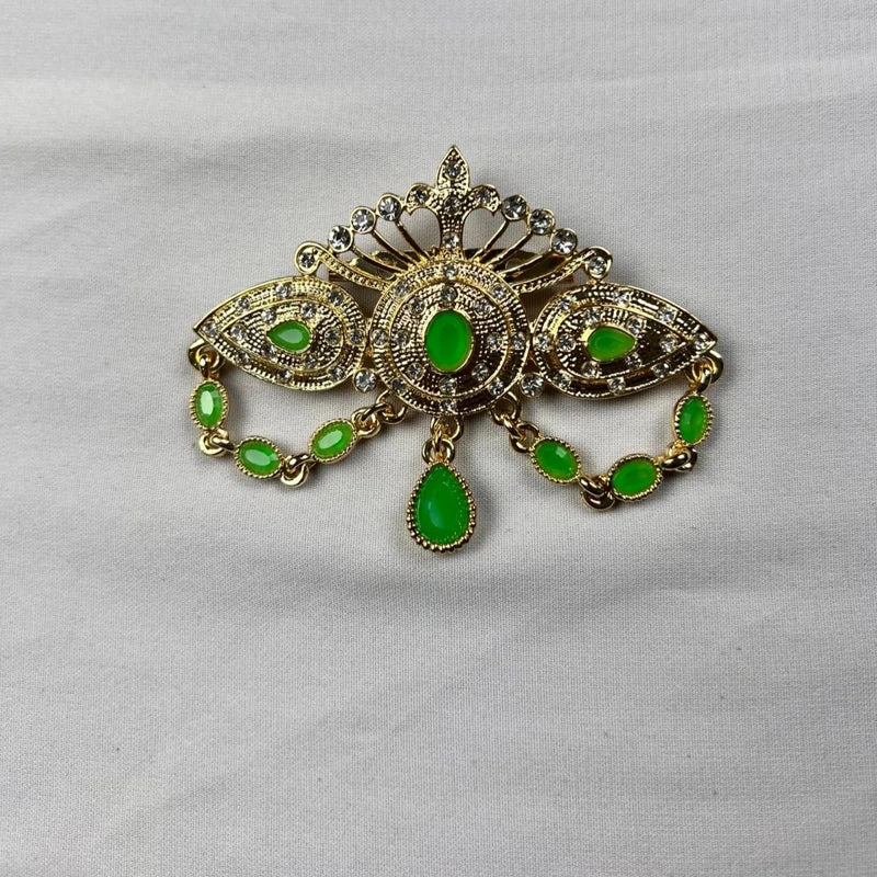 Broche marocaine dorée avec pierres vertes et strass décoratifs pour caftan et tenue orientale