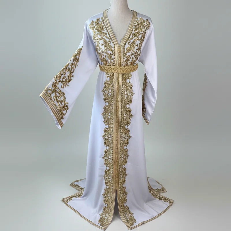Caftan blanc en crêpe de soie avec broderies dorées vue de face détail manches et ceinture robe marocaine élégante mariage