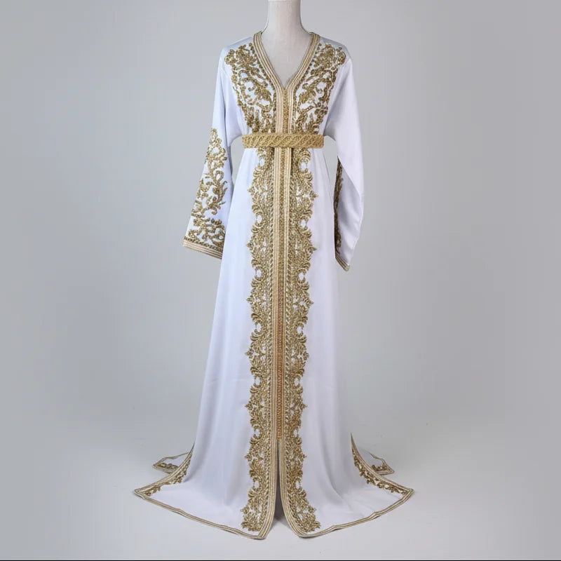 Caftan blanc en crêpe de soie avec broderies dorées vue de face robe marocaine élégante avec ceinture fine et motifs verticaux raffinés