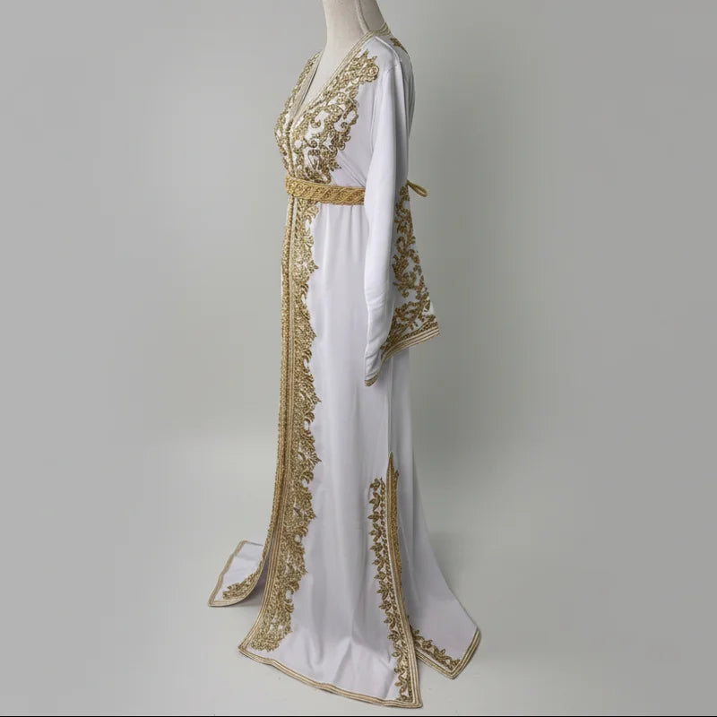 Caftan blanc en crêpe de soie avec broderies dorées vue de profil détail coupe fluide et ceinture traditionnelle robe marocaine élégante