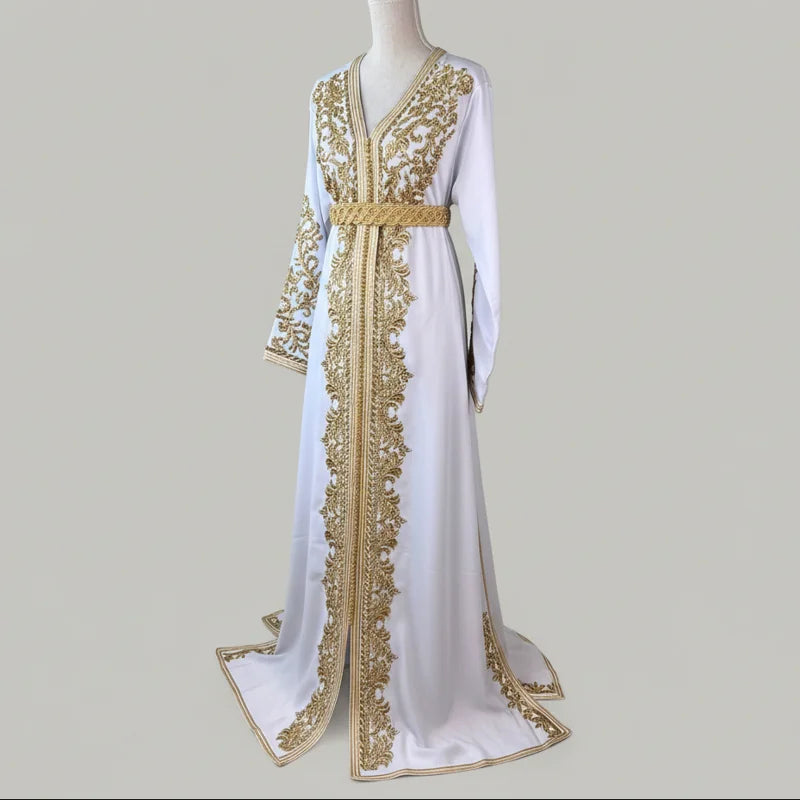 Caftan blanc en crêpe de soie avec broderies dorées vue de profil robe marocaine élégante avec coupe fluide et ceinture travaillée