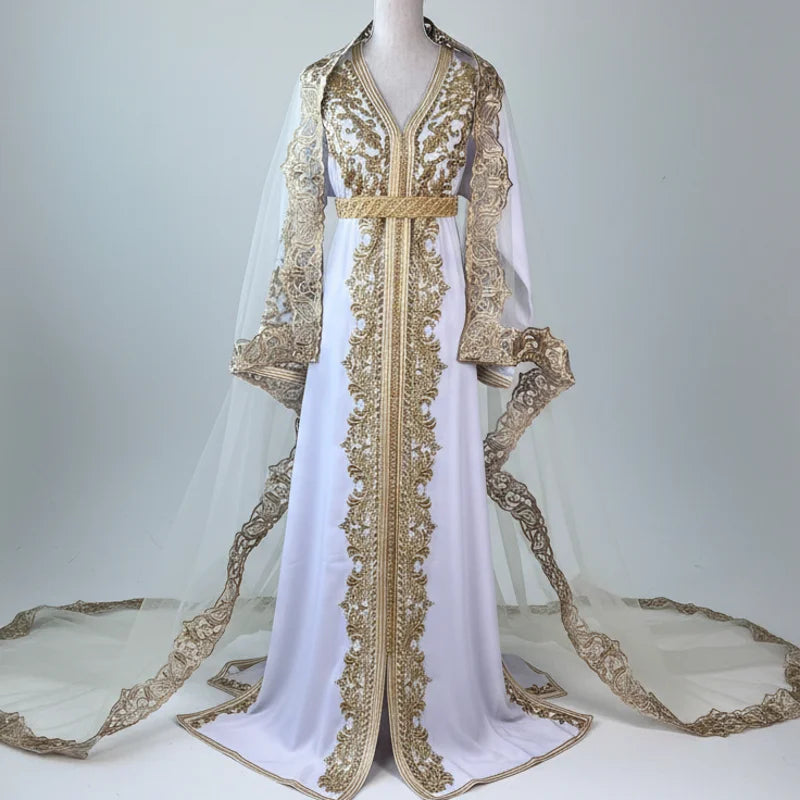 Caftan blanc en crêpe de soie avec broderies dorées et voile avec traîne vue de face robe marocaine de mariage élégante avec détails raffinés