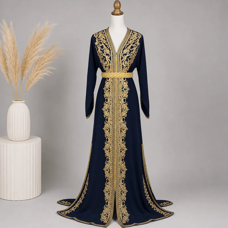 Caftan bleu en crêpe de soie avec broderies dorées raffinées dans une ambiance élégante et minimaliste, tenue orientale pour mariage et cérémonie.