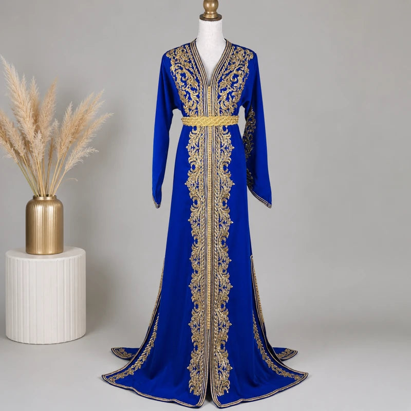Caftan bleu en crêpe de soie avec broderies dorées élégantes dans une ambiance raffinée et luxueuse, tenue orientale pour mariage et cérémonie.