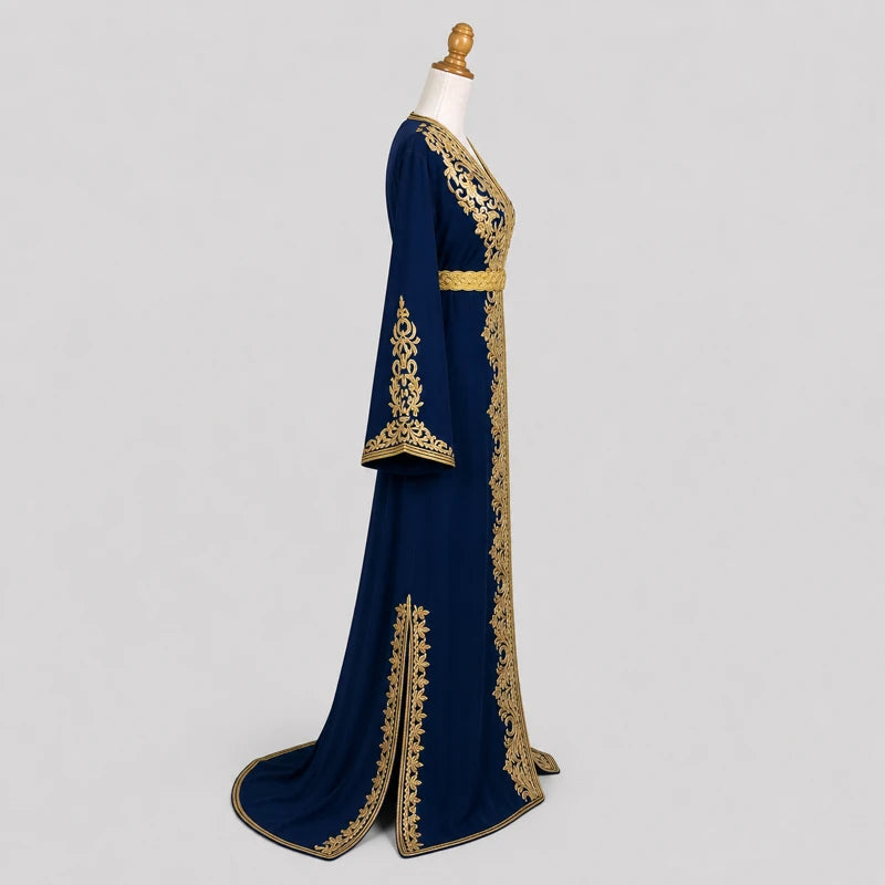 Vue de côté d’un caftan bleu en crêpe de soie avec broderies dorées raffinées et manches longues élégantes, tenue orientale traditionnelle pour mariage et cérémonie.