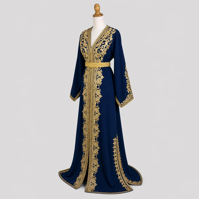 Vue de profil d’un caftan bleu en crêpe de soie avec broderies dorées élégantes et coupe traditionnelle raffinée pour mariage oriental et cérémonie.