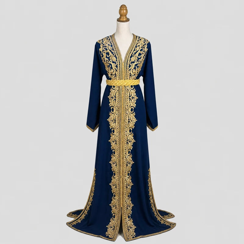 Caftan bleu en crêpe de soie avec broderies dorées raffinées et ceinture élégante, tenue orientale traditionnelle pour mariage, soirée et cérémonie.