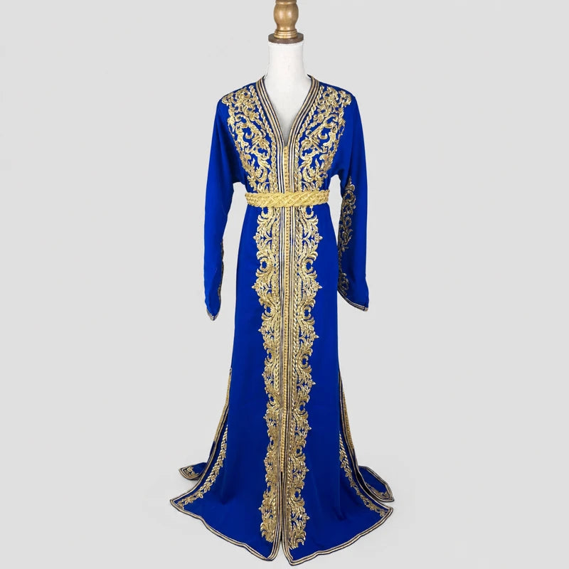 Caftan bleu en crêpe de soie avec broderies dorées raffinées et motifs élégants, robe orientale traditionnelle pour mariage, soirée et cérémonie.