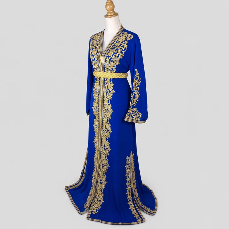 Vue de profil d’un caftan bleu en crêpe de soie avec motifs et broderies dorées raffinées, robe orientale élégante pour mariage et cérémonie.