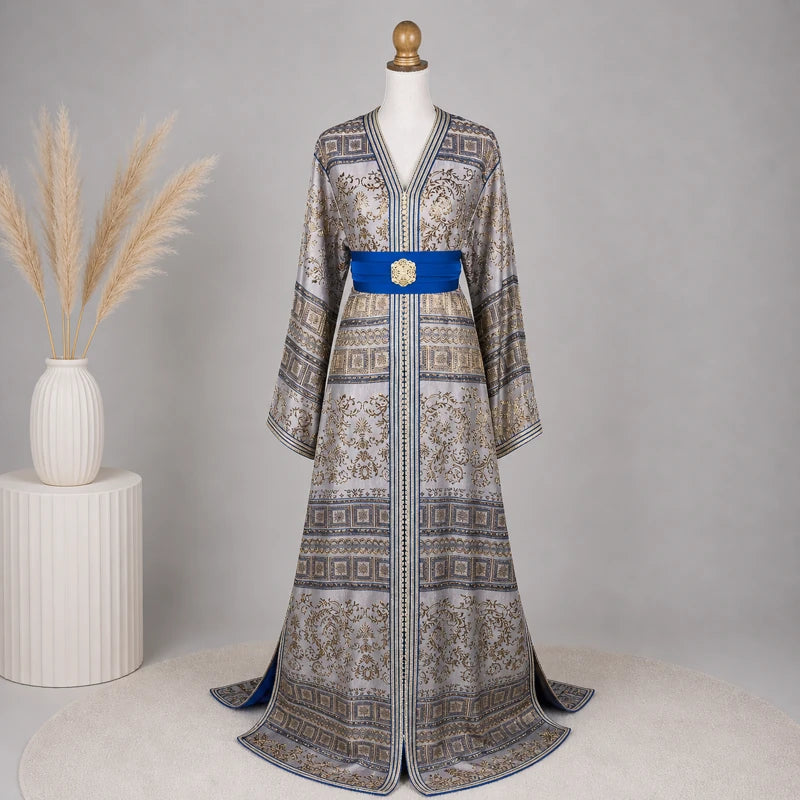 Caftan brocard vintage gris argenté et doré avec ceinture bleue royale, manches larges et motifs orientaux élégants pour mariage et cérémonie.