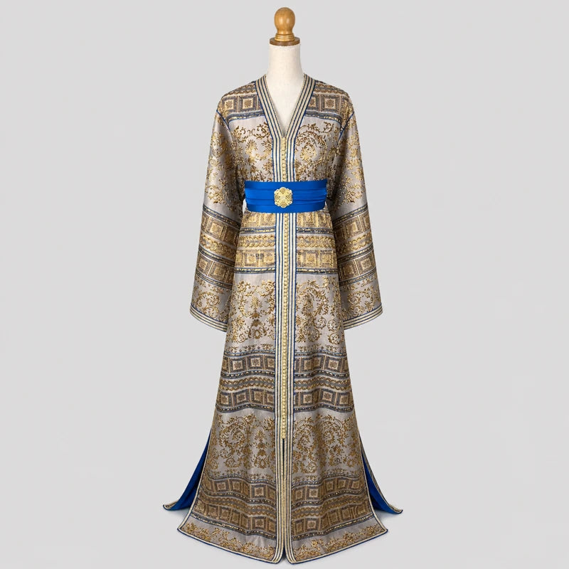 Caftan brocard vintage gris argenté et doré avec motifs orientaux raffinés, ceinture bleue élégante et finitions luxueuses pour mariage et cérémonie.