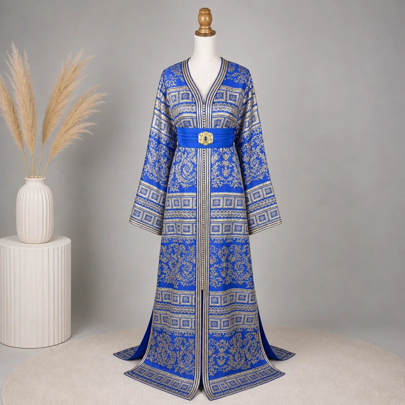 Caftan brocart bleu et doré vintage en crêpe de soie avec motifs orientaux raffinés et ceinture bleue élégante, tenue marocaine pour mariage et cérémonie.