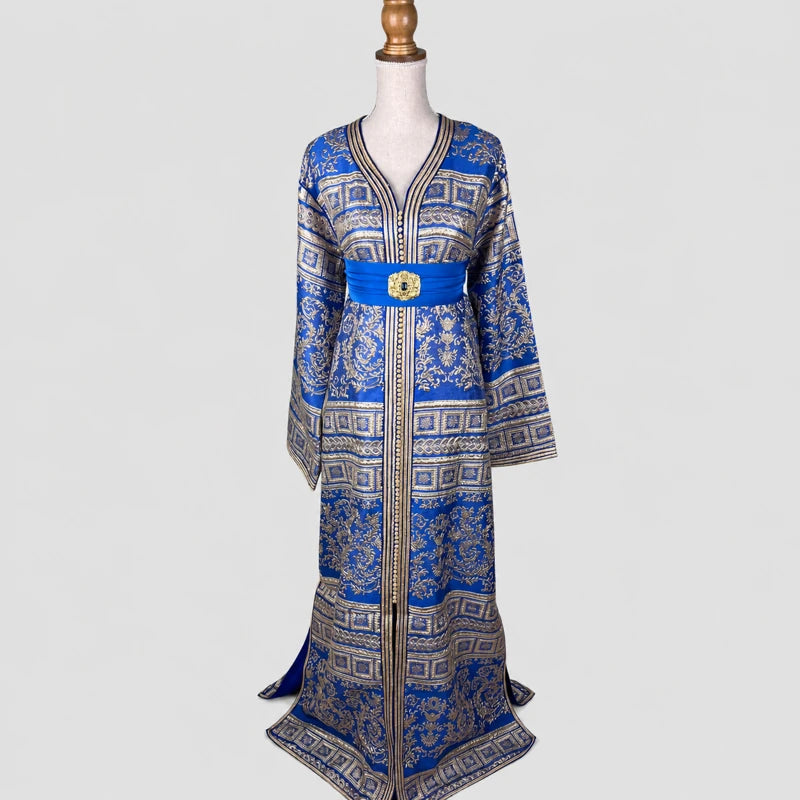 Caftan brocart bleu et doré vintage en crêpe de soie avec motifs orientaux dorés raffinés, robe marocaine élégante pour mariage, fête et cérémonie.