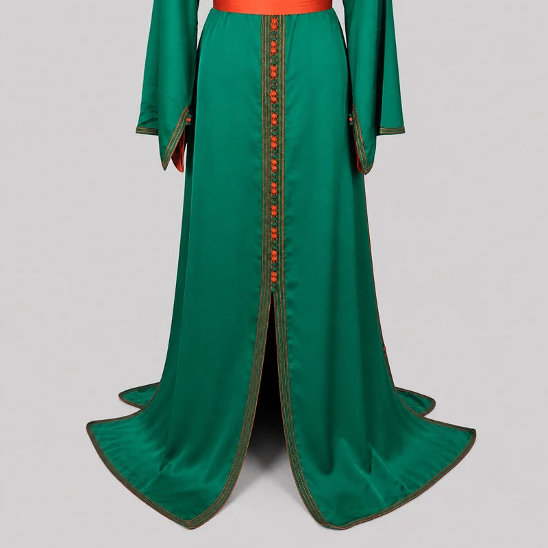 Détail du bas d’un caftan en drap de soie vert profond avec finitions orange raffinées et coupe fluide élégante, robe marocaine idéale pour mariage, cérémonie et soirée orientale.