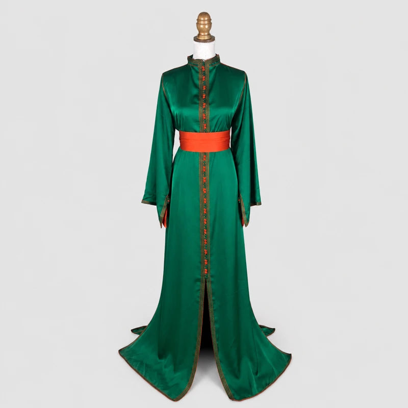 Vue arrière d’un caftan en drap de soie vert profond avec ceinture orange satinée et finitions élégantes, robe marocaine raffinée idéale pour mariage, cérémonie et soirée orientale.
