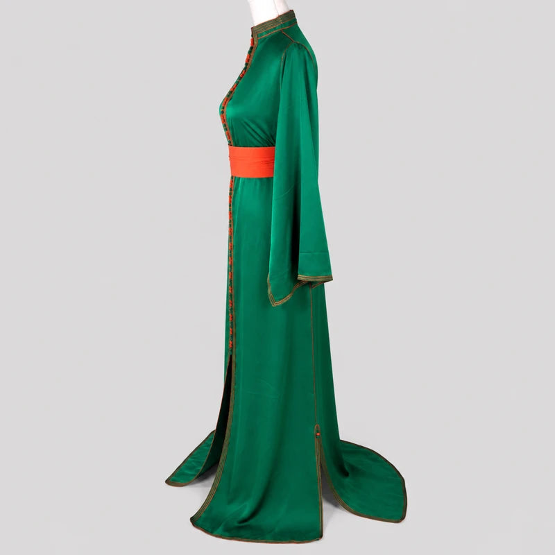 Vue latérale d’un caftan en drap de soie vert profond avec ceinture orange satinée et manches longues fluides, robe marocaine élégante idéale pour mariage, cérémonie et soirée orientale.