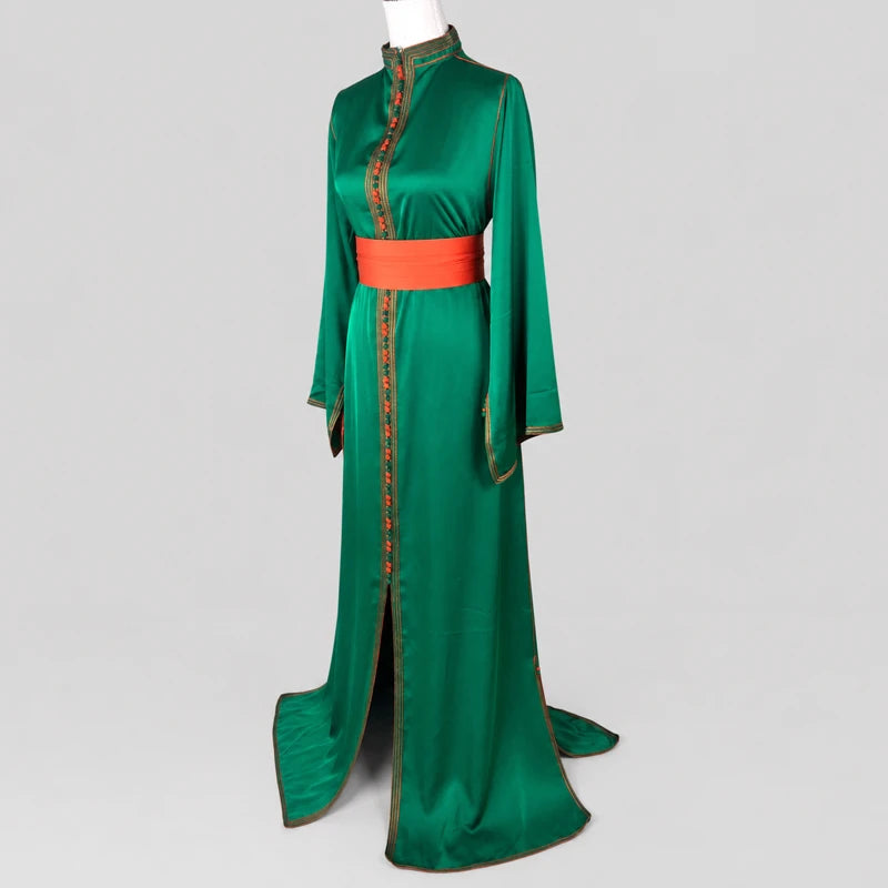 Vue latérale d’un caftan en drap de soie vert profond avec ceinture orange satinée et coupe élégante fluide, robe marocaine raffinée idéale pour mariage, cérémonie et soirée orientale.