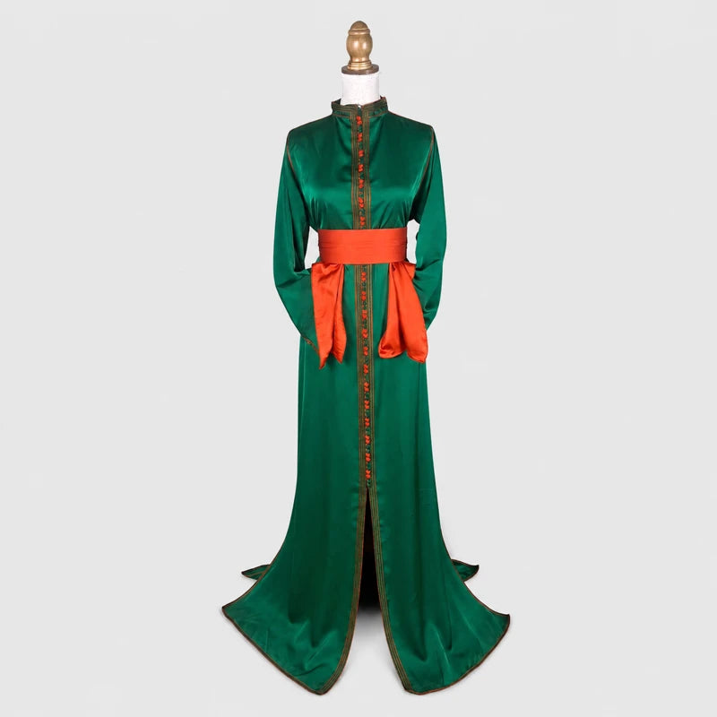 Caftan en drap de soie vert profond avec doublure et ceinture orange satinée, robe marocaine élégante au style raffiné idéale pour mariage, fête orientale et cérémonie chic.