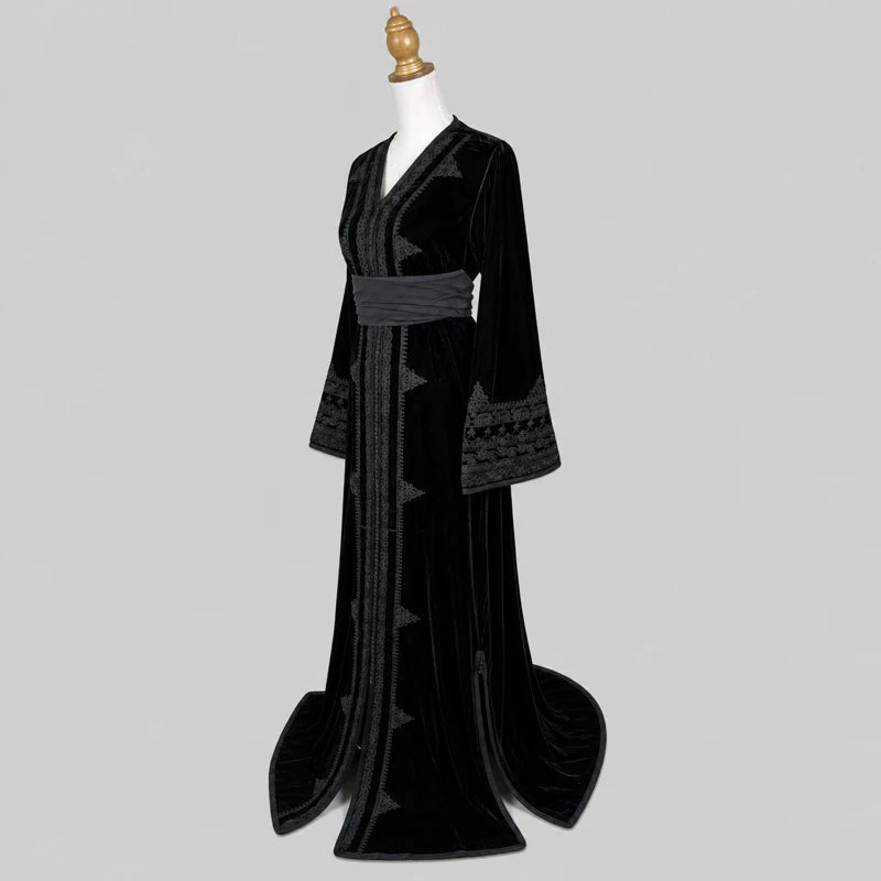 Vue de profil d’un caftan femme en velours noir brodé avec ceinture assortie et détails artisanaux raffinés, robe marocaine élégante pour mariage, soirée orientale et cérémonie.