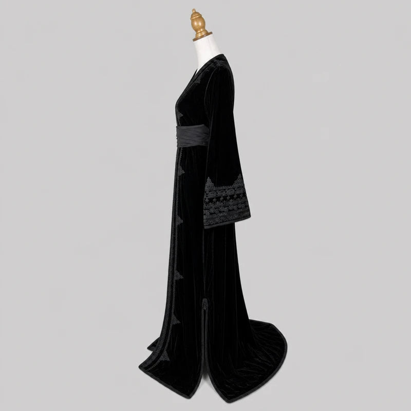 Vue latérale d’un caftan femme en velours noir avec broderies artisanales raffinées et ceinture assortie, robe marocaine élégante idéale pour mariage, soirée orientale et événement chic.