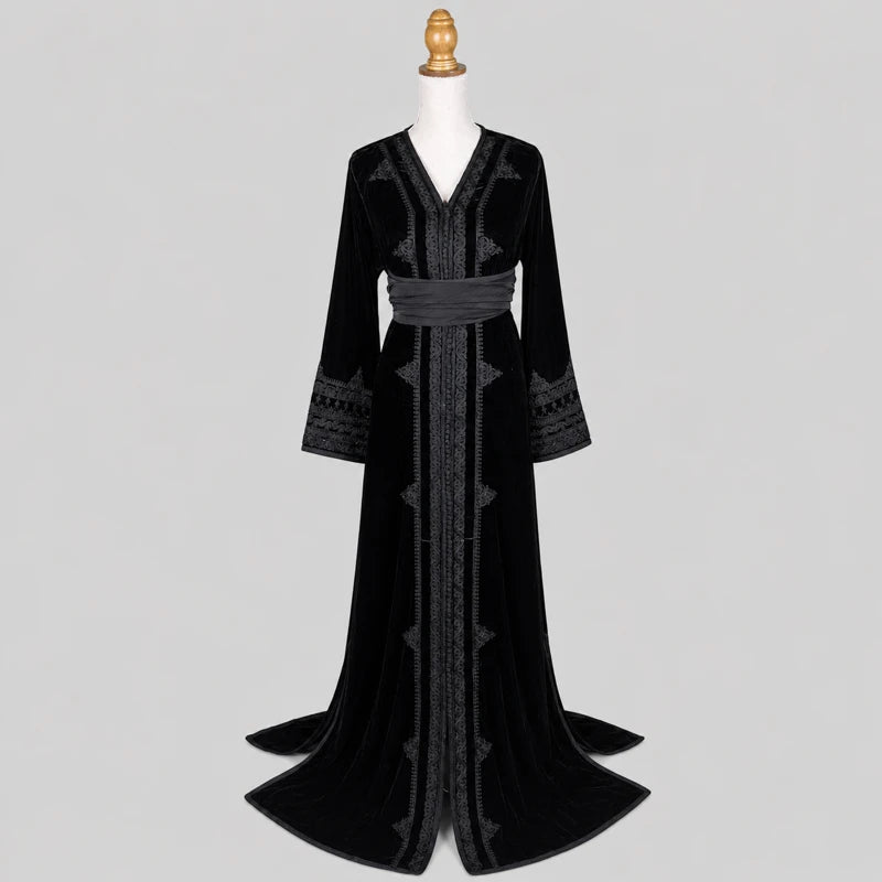 Caftan femme en velours noir brodé avec ceinture assortie et finitions artisanales élégantes, robe marocaine raffinée idéale pour mariage, soirée orientale et cérémonie.
