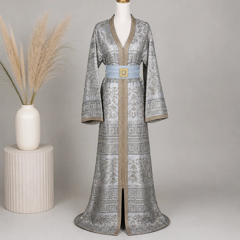Caftan gris argenté en brocard à motifs dorés avec ceinture élégante, présenté dans une ambiance raffinée et minimaliste pour mariage oriental et cérémonie.
