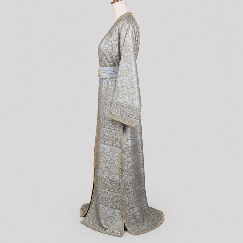 Vue de côté d’un caftan gris argenté en brocard à motifs dorés avec manches larges et finition élégante, tenue orientale raffinée pour mariage et événements traditionnels.