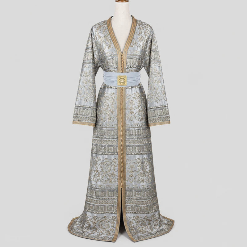 Caftan gris argenté en brocard avec motifs dorés raffinés, manches longues et ceinture élégante, tenue orientale traditionnelle pour mariage, fête et cérémonie.