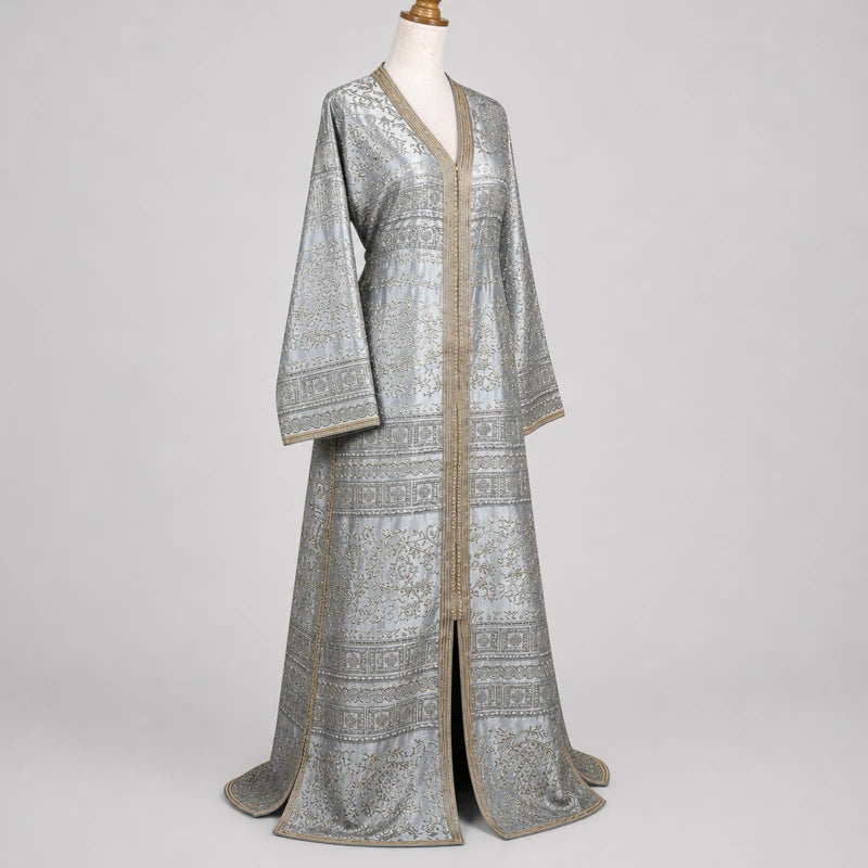 Caftan gris argenté en brocard avec motifs dorés raffinés et manches longues, robe orientale élégante sans ceinture pour mariage, soirée et cérémonie traditionnelle.