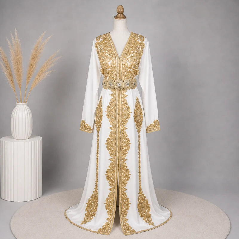 Caftan marocain blanc avec broderies dorées élégantes et ceinture traditionnelle, robe orientale de luxe pour mariage, henné et cérémonie