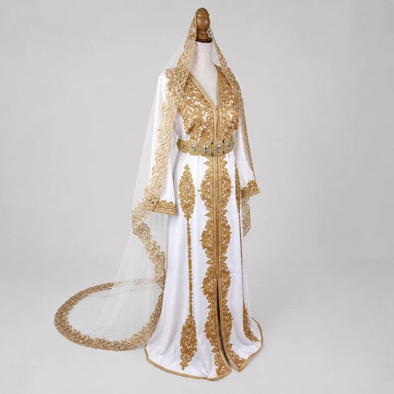 Caftan marocain blanc en crêpe de soie avec broderies dorées raffinées et voile oriental assorti, tenue traditionnelle élégante pour mariage et cérémonie