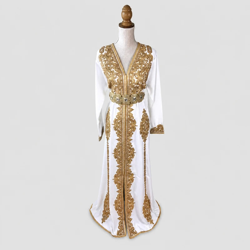 Caftan marocain en crêpe de soie blanc avec broderies et motifs dorés raffinés, robe orientale élégante pour mariage, henné et cérémonie