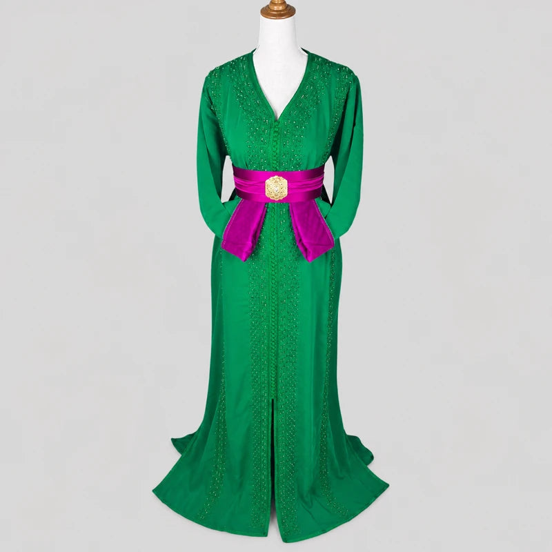 Caftan marocain vert en crêpe avec broderies ton sur ton et ceinture fuchsia satinée, tenue orientale élégante pour mariage et cérémonie