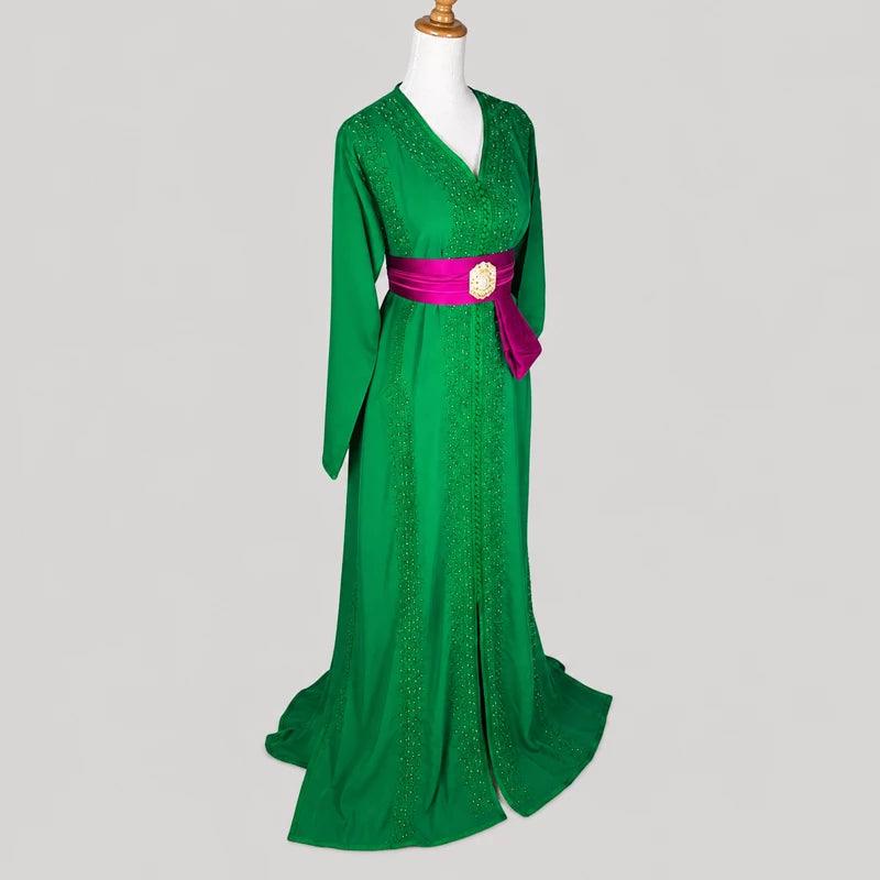 Caftan marocain en crêpe vert avec broderies ton sur ton et ceinture fuchsia élégante, robe orientale raffinée pour mariage, soirée et cérémonie