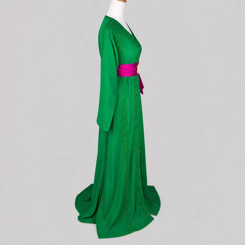 Vue latérale d’un caftan marocain en crêpe vert avec broderies ton sur ton et ceinture fuchsia satinée, tenue orientale élégante pour mariage et cérémonie