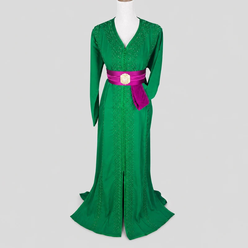 Caftan marocain en crêpe vert ton sur ton avec broderies élégantes et ceinture fuchsia, robe orientale raffinée pour mariage, fête et cérémonie