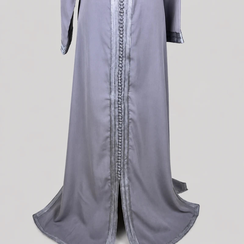 Gros plan sur les finitions d’un caftan marocain simple gris en crêpe, mettant en valeur les détails artisanaux, la sfifa traditionnelle et la fluidité du tissu sur une robe longue élégante.