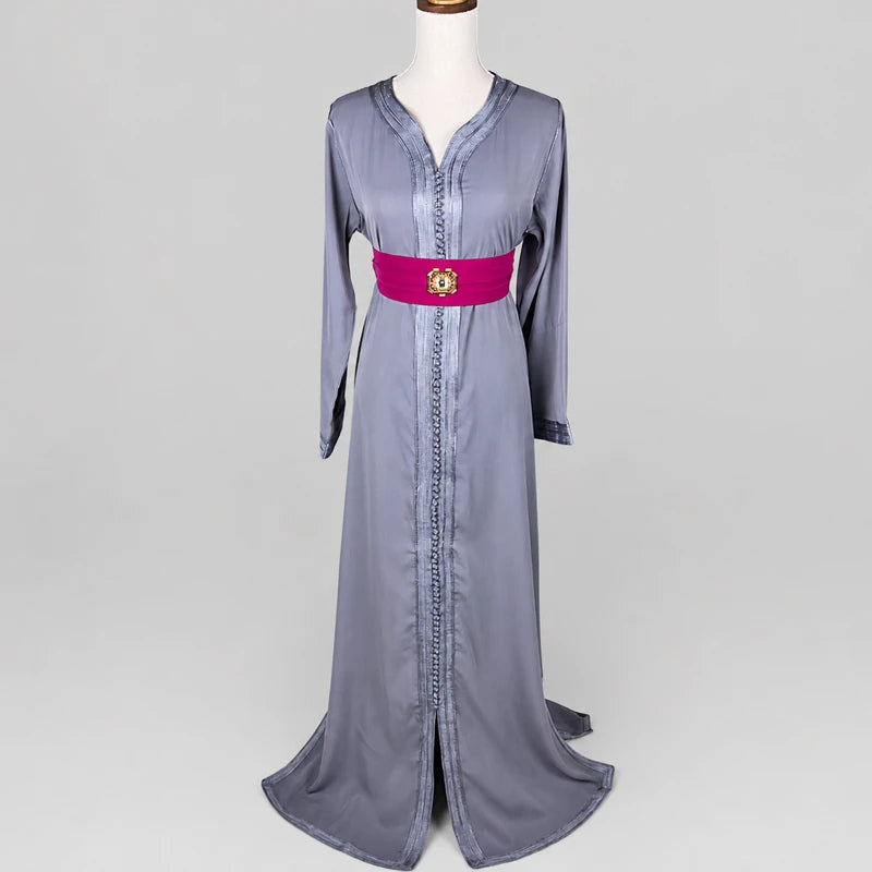 Caftan marocain simple gris en crêpe avec ceinture fuchsia et détails traditionnels, présenté de face sur mannequin, robe longue élégante pour mariage, fête et occasions spéciales.