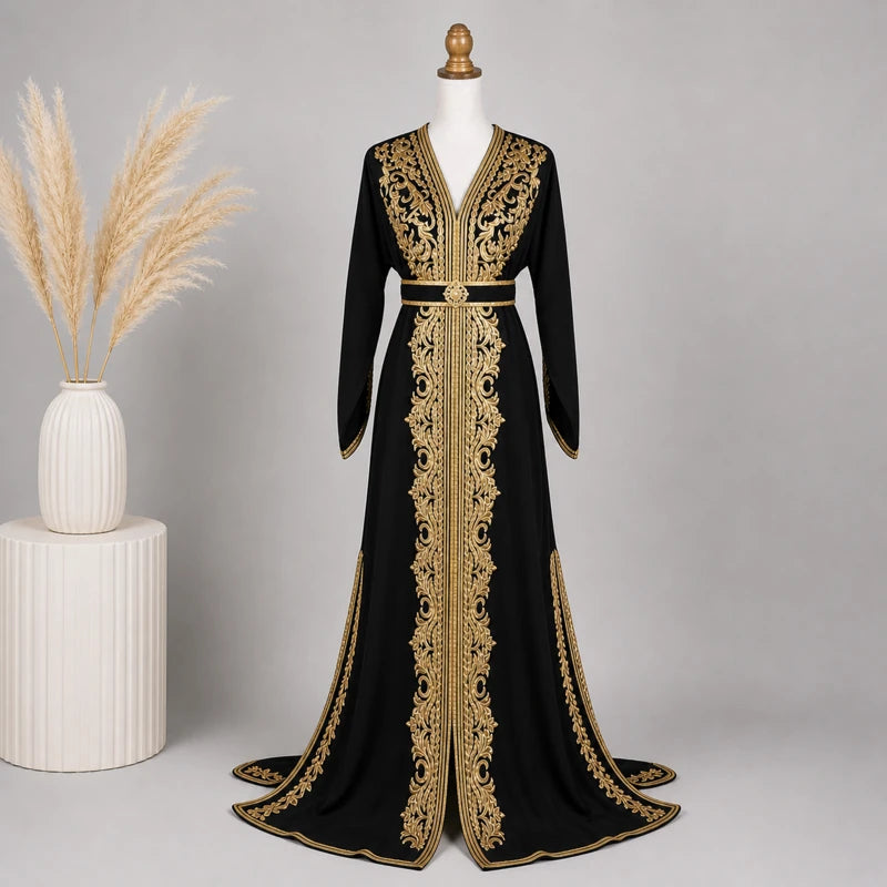 Caftan noir en crêpe de soie avec broderies dorées raffinées dans une ambiance élégante et minimaliste, tenue orientale de luxe pour mariage et cérémonie.
