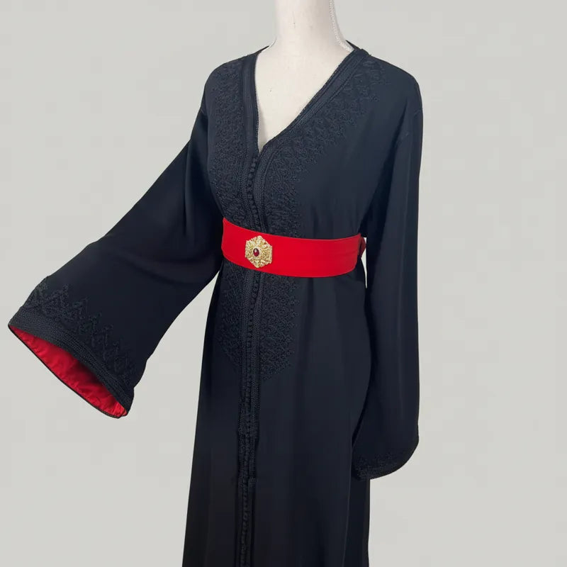 caftan marocain noir avec ceinture rouge et broderies discrètes, détail manche et buste