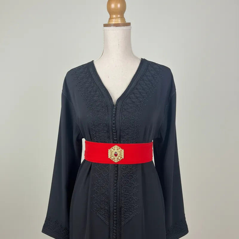 caftan marocain noir avec ceinture rouge et broderies fines sur le buste, vue de face