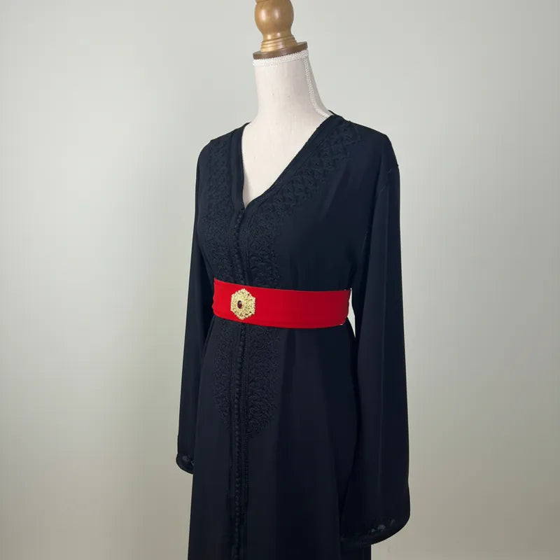 caftan marocain noir avec ceinture rouge, détail buste et coupe fluide vue de profil