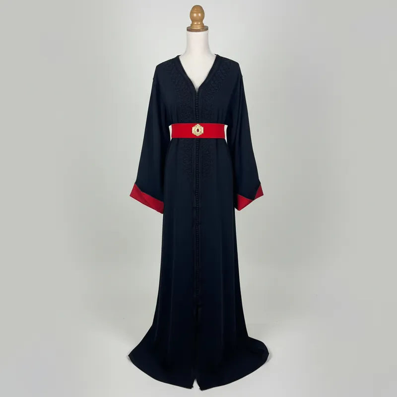 caftan marocain noir avec ceinture rouge et coupe longue élégante, vue de face sur fond neutre