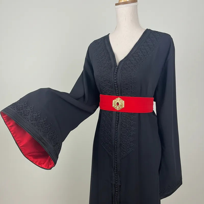 caftan marocain noir avec ceinture rouge, détail manche brodée et finition élégante