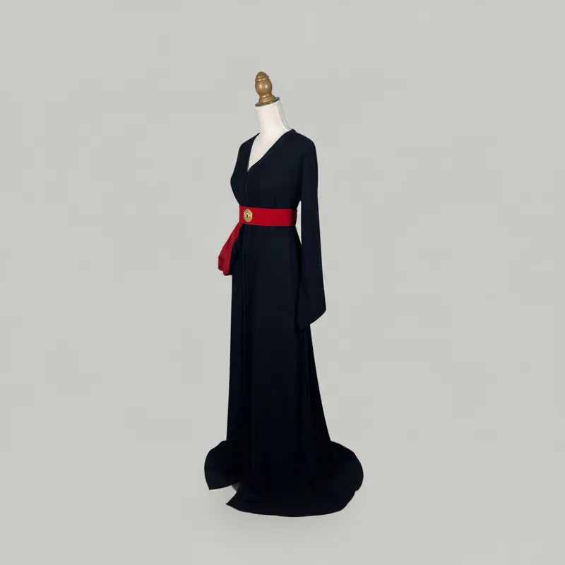 caftan marocain noir avec ceinture rouge, robe longue fluide vue de profil