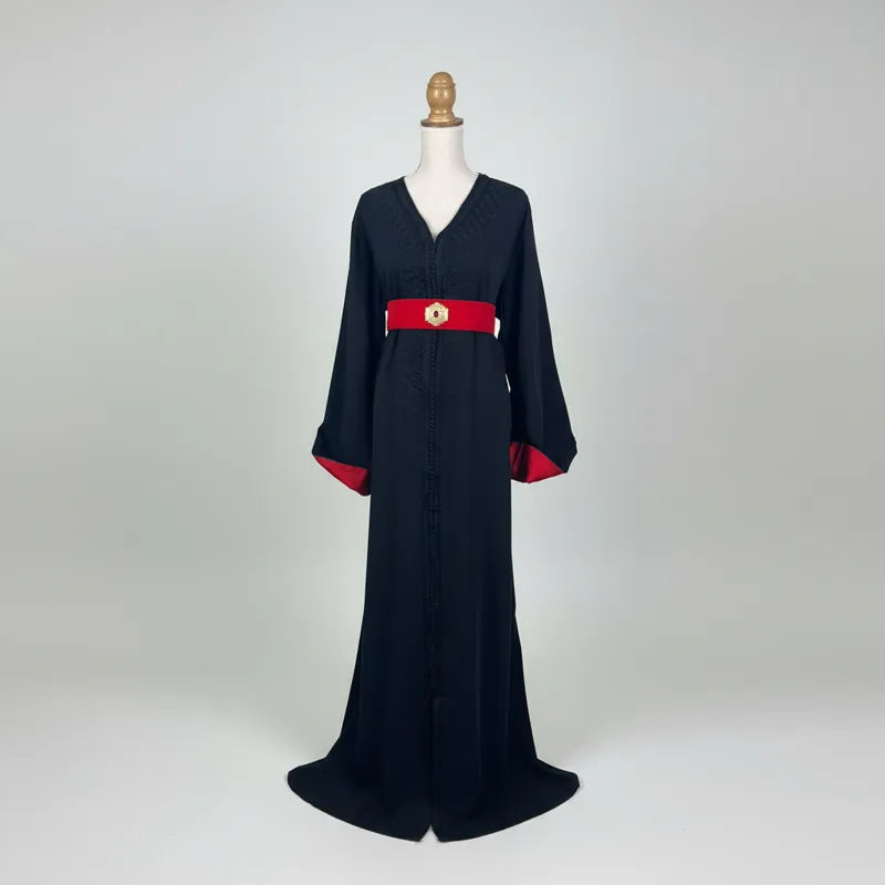 caftan marocain noir avec ceinture rouge et manches larges, robe longue élégante vue de face