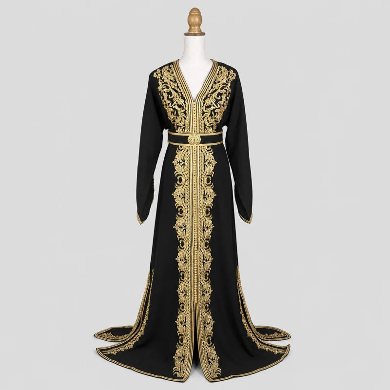 Caftan noir en crêpe de soie avec motifs et broderies dorées élégantes, robe orientale raffinée pour mariage, soirée et cérémonie.