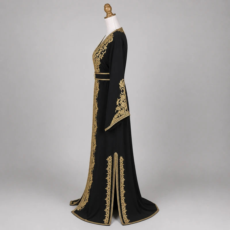 Vue de côté d’un caftan noir en crêpe de soie avec motifs dorés raffinés et manches élégantes, tenue orientale de luxe pour mariage et cérémonie.