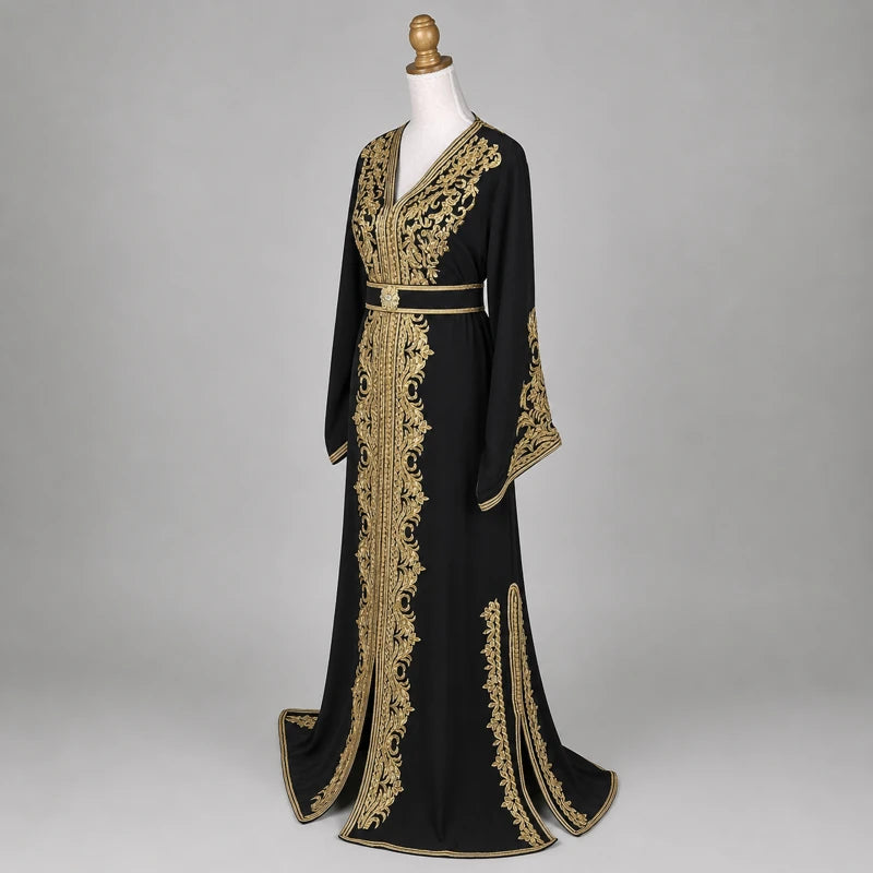Vue de profil d’un caftan noir en crêpe de soie avec motifs et broderies dorées raffinées, tenue orientale élégante pour mariage et cérémonie.